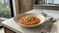 炊いたご飯がなくても大丈夫。生米から作る、鍋ひとつの基本トマトリゾット